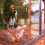 Ce izolează termic mai bine o terasă în România: policarbonatul compact sau folia PVC transparentă?