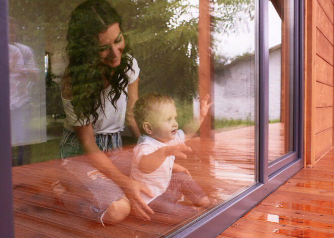 Ce izolează termic mai bine o terasă în România: policarbonatul compact sau folia PVC transparentă?