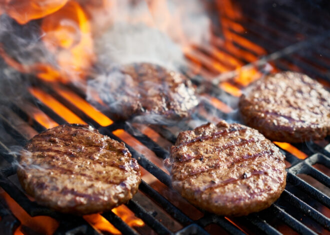 Smash burger – preparatul la modă pe care merită să îl ai în meniu