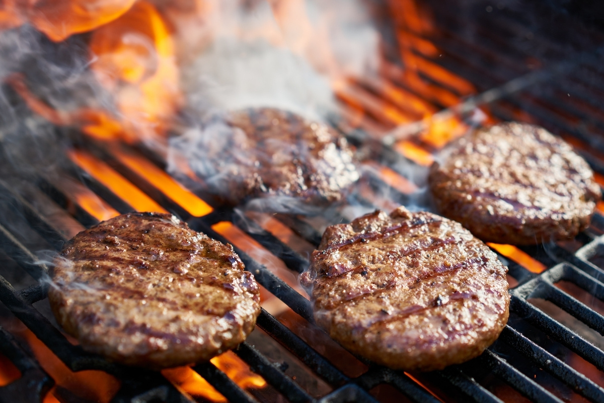 Smash burger – preparatul la modă pe care merită să îl ai în meniu