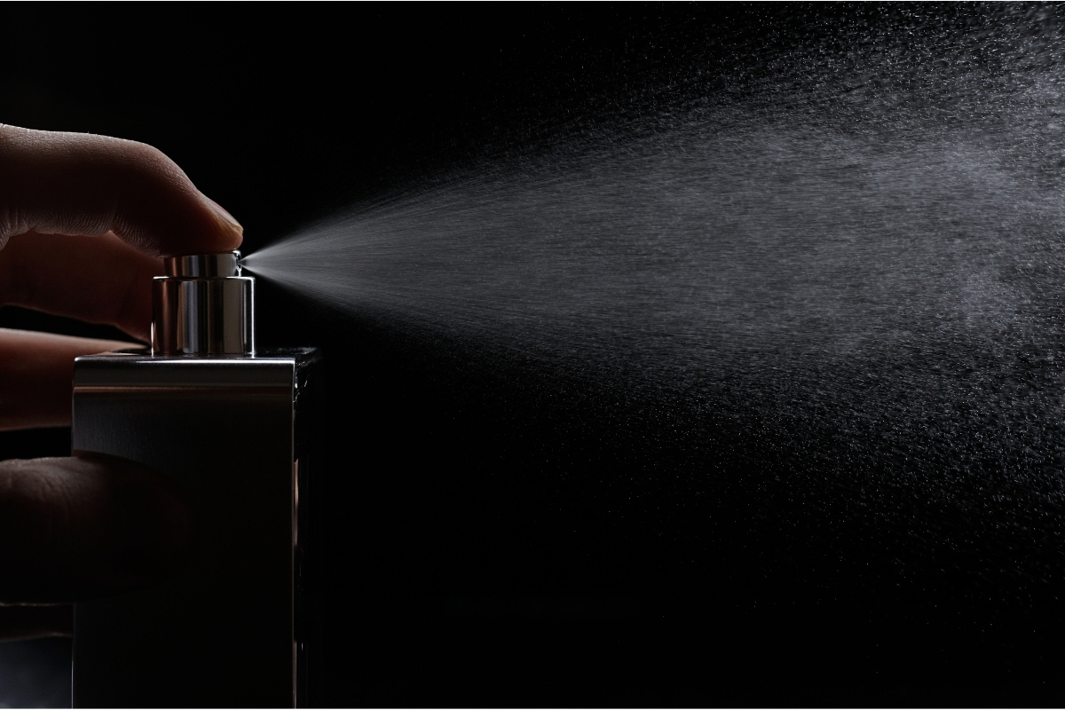 Ce parfum porți când mergi la întâlnire? Aromele potrivite pentru o ieșire romantică