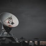 Internet prin satelit vs fibră optică: avantaje și dezavantaje