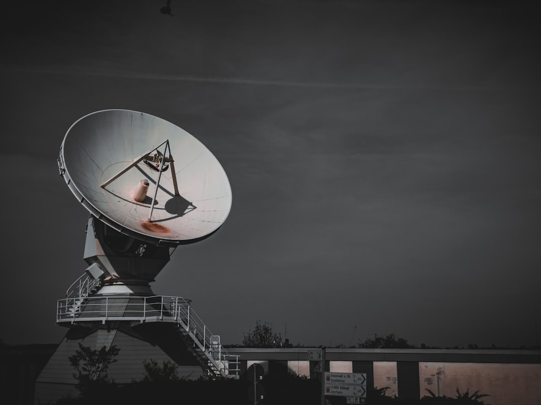 Internet prin satelit vs fibră optică: avantaje și dezavantaje