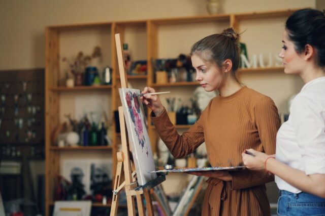 Atelierele de ceramică: un hobby relaxant de weekend, chiar și pentru începători