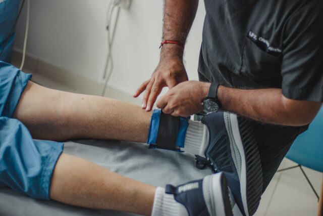 Fizioterapie sau kinetoterapie: care este diferența și când ai nevoie de fiecare