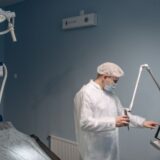 Sfatul alergologului: cum deosebești o alergie sezonieră de o răceală prelungită