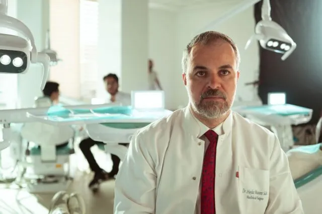 Sfatul kinetoterapeutului: exerciții simple pentru dureri lombare la birou