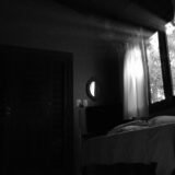 Lumina soarelui de dimineață intră pe fereastra unui dormitor, peste o cană de ceai pusă pe pervaz