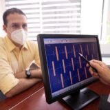 Cabinet medical luminos pregătit pentru un control preventiv, cu birou, tensiometru și pat de consultație