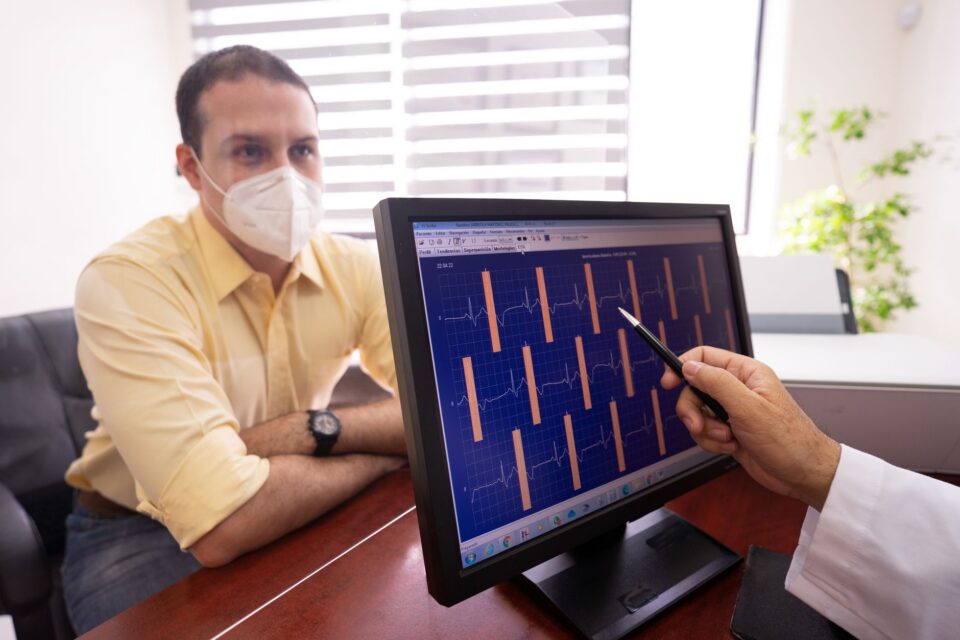 Cabinet medical luminos pregătit pentru un control preventiv, cu birou, tensiometru și pat de consultație